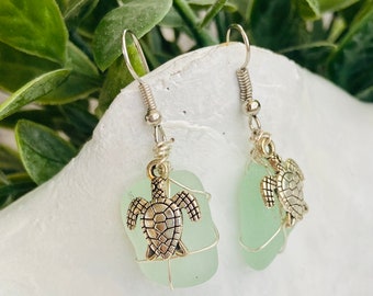 Sea turtle Seaglass earrings, sea turtle beach glass earrings, sea turtle earrings, beachy earrings, ocean jewelry, ocean life earrings