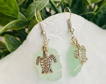 Sea turtle Seaglass earrings, sea turtle beach glass earrings, sea turtle earrings, beachy earrings, ocean jewelry, ocean life earrings