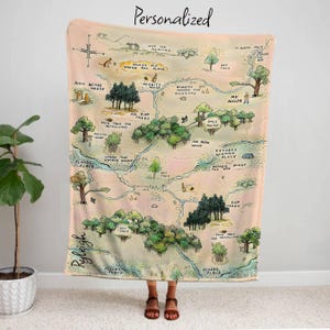 Puede incluir: Un mapa dibujado a mano de un mundo ficticio con fondo rosa y árboles verdes. El mapa está titulado "Personalizado" e incluye nombres de lugares como "Casa de los Osos Pooh", "Pozo de Arena", "Seis Pinos" y "Lugar Inundado".