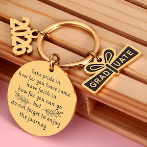 Gepersonaliseerde 2026 afstudeercadeaus sleutelhanger, aangepast naamcadeau Take Pride in How Far You've Come, College Girls Boys Graduates Gifts