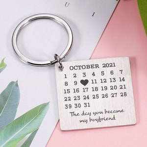 Personlig nyckelring med datumkalender, årsdag, alla hjärtans dag-present till pojkvän, personlig nyckelring med bröllopsdatum, present till pojkvän