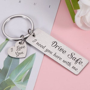 Porte-clés pour couple, conduisez prudemment, j'ai besoin de vous ici avec moi - Porte-clés, porte-clés personnalisé pour petit ami, cadeau nouveau conducteur, porte-clés Drive safe
