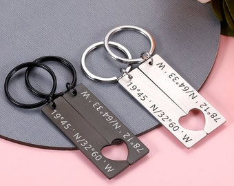 Portachiavi con coordinate personalizzate/Coordinata per matrimonio di viaggio, Luogo di nascita/Regalo per lui/Portachiavi puzzle per coppia/Portachiavi per coppia/Regalo di San Valentino