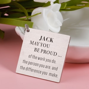 Personalisierte Keychain Mai Sie stolz auf die Arbeit ... Wertschätzung Geschenk für Mitarbeiter Danke, Kollege Team Schlüsselanhänger, Ruhestand Geschenk Frau