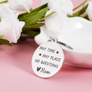 Jeder Zeit, überall, Keine Fragen Mama, Personalisierte Weihnachtsgeschenke für Kinder, Geschenk von Mama, Neujahrsgeschenk für Kinder, Schlüsselanhänger mit individuellem Namen