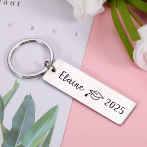 Afstudeercadeaus met naam, afstudeercadeau voor hem, klasse van 2025-sleutelhangers, bulkafstudeercadeau voor 2025, gepersonaliseerde afstudeersleutelhanger