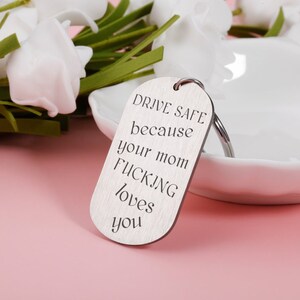 Fahren Sie sicher, weil Ihre Mutter Sie Scheiße liebt, Fahren Sie sicher Schlüsselanhänger für Sohn Tochter, Lustiger Schlüsselring für Sohn / Tochter, Lustiges Geschenk von Mutter