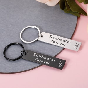 Llavero de pareja personalizado, llavero con letras grabadas-alma gemela para siempre, regalo del día de San Valentín para marido esposa, regalo para novio novia
