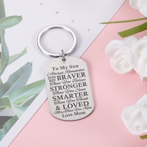 Personalisierte Keyhcain To my Son Geschenke von Mama, erinnern, sind Sie mutiger als Sie glauben ... Inspirierende Geschenke für Kinder, Geschenk für Tochter Sohn