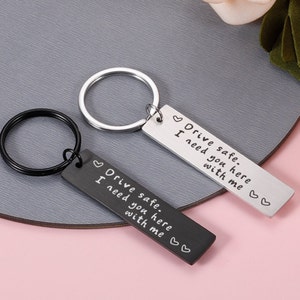 Keychian seguro de conducción personalizado: te necesito aquí conmigo, regalos para novio, llavero para parejas, regalo del día de San Valentín para novio, nuevo conductor