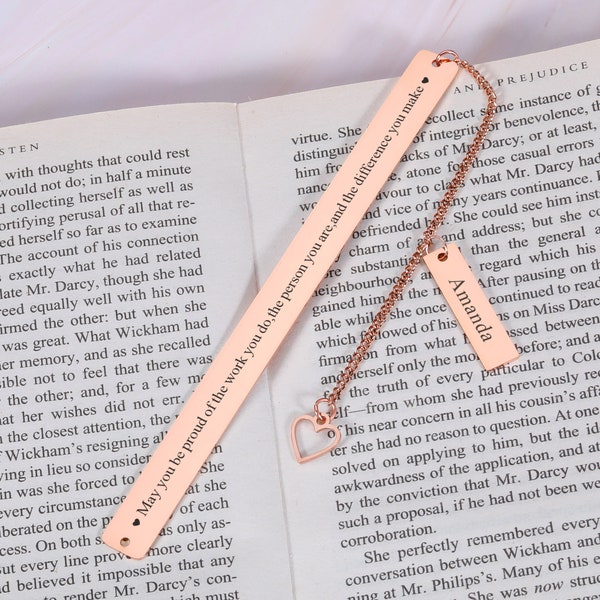 Könnte beinhalten: Ein roségoldenes Lesezeichen mit einem Herz-Anhänger und einer Kette. Das Lesezeichen ist mit dem Text "May you be proud of the work you do, the person you are, and the difference you make" graviert. Ein zweites Schild ist mit dem Namen "Amanda" graviert.