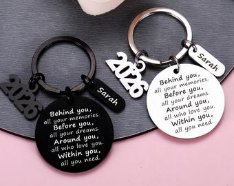 Hinter Ihnen alle Ihre Erinnerungen, Custom Name 2026 Abschluss Schlüsselbund Geschenke, Grad Geschenk, Schulanfang, College High School Abschluss