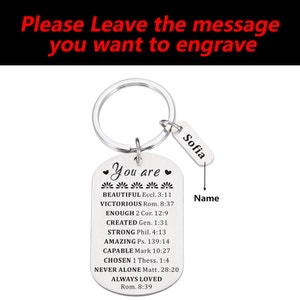 Puede incluir: Llavero de plata con una etiqueta que dice "You are" y enumera afirmaciones positivas con vers&iacute;culos b&iacute;blicos. La etiqueta tambi&eacute;n tiene un espacio para un nombre, que est&aacute; rellenado con "Sofia".