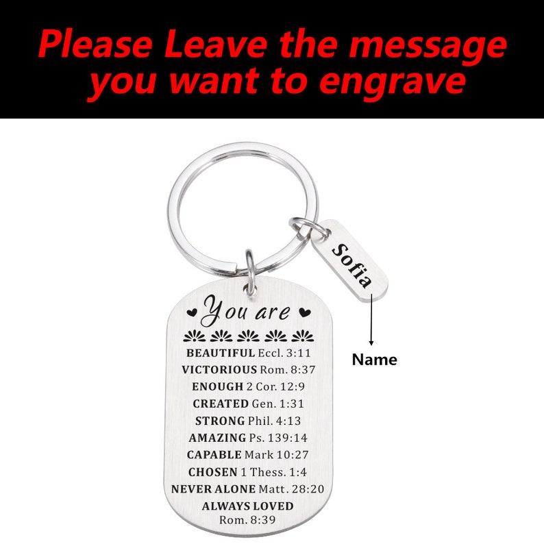 Puede incluir: Llavero de plata con una etiqueta que dice "You are" y enumera afirmaciones positivas con vers&iacute;culos b&iacute;blicos. La etiqueta tambi&eacute;n tiene un espacio para un nombre, que est&aacute; rellenado con "Sofia".