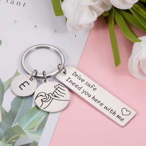 Fahren Sie sicher, ich brauche Sie hier bei mir Schlüsselanhänger, handgemachter neuer Fahrer Fahrer Lustiger Schlüsselanhänger mit Initiale, Valentinstag Geschenk für Freund
