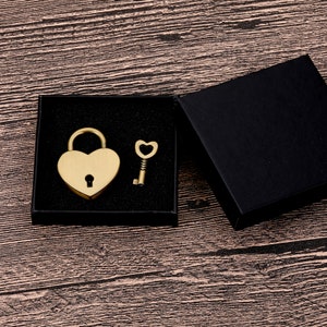 Candado personalizado, Dos corazones encerrados en el amor, Candado de corazón personal, Regalos de boda, Regalo de aniversario para novio, Regalo grabado para novio imagen 6