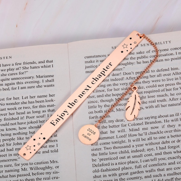 Regalos de graduación personalizados "Disfruta del próximo capítulo 2026" para mujeres, regalo de jubilación personalizado para compañeros de trabajo, marcapáginas para mujeres y hombres.