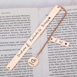 Wijn drinken boeken lezen Be Happy Book Lovers bladwijzer, aangepaste naam bladwijzer, gepersonaliseerde boekenwurm boekenclub pensioen cadeaus voor vrouwen mannen