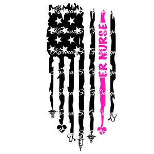 Könnte beinhalten: Ein verzerrtes amerikanisches Flaggen-Design mit einem rosafarbenen Streifen, auf dem "ER NURSE" steht. Die Flagge ist mit medizinischen Symbolen verziert, darunter ein Stethoskop, ein Herz und eine Spritze.
