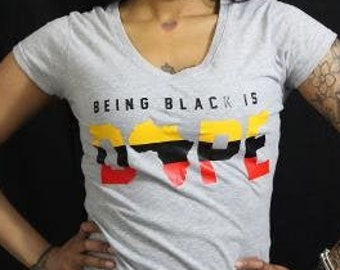 Damen V Hals T-shirt Being Black Is Dope, Afrika, gelb, schwarz, rot, kurzarm