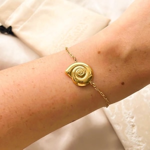 Gold Sea Shell Bracelet. 18k Gold Plated Stainless Steel. Summer Bracelet. Simple Paperclip Chain, Shell, Gift for Her, Shell Jewellery