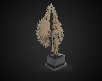 Può includere: Una scultura in bronzo di una divinità con più teste e braccia, in piedi su una base nera. La divinità è adornata con dettagli intricati e un'aureola circolare dietro la testa.
