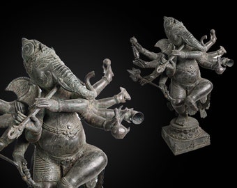 Op de afbeelding: Een bronzen beeld van Ganesha, de hindoeïstische god van wijsheid en voorspoed, met vier armen en een slurf. Hij speelt fluit en staat op een voetstuk.