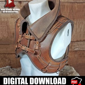 Puede incluir: Un arnés de pecho de cuero marrón con cuello alto y múltiples correas, hebillas y anillos metálicos. El arnés se muestra en un maniquí blanco. La imagen incluye el texto "DESCARGA DIGITAL" y "VIDEO TUTORIAL INCLUIDO EN LA DESCRIPCIÓN."
