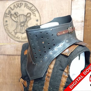 Può includere: Un pezzo per petto in cuoio nero e metallo per LARP con una cinghia e una fibbia in cuoio marrone. Il pezzo per petto ha un design decorativo con fori e rivetti. Il pezzo per petto è su un manichino.