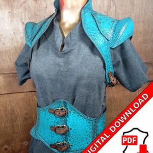 Könnte beinhalten: Türkise Leder-Rüstung für Brust und Schultern mit dekorativen Nähten und Schnallen. Die Rüstung wird an einem Mannequin gezeigt. Digitaler Download PDF.