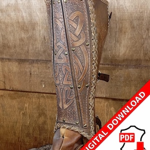 Pode incluir: Uma armadura de perna de couro marrom com um design de nó celta. A armadura é decorada com rebites de metal e tem uma correia de couro trançada. DOWNLOAD DIGITAL PDF