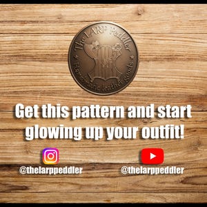 Puede incluir: Un emblema circular de color bronce con el texto "The LARP Peddler" y "Handmade leather goods" que rodea un dise&ntilde;o central. El texto "Get this pattern and start glowing up your outfit!" se muestra debajo, junto con los identificadores de redes sociales.
