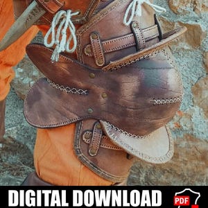 Op de afbeelding: Close-up van bruin leren harnas met ingewikkelde stiksels en metalen klinknagels. Het harnas heeft riemen en banden, wat wijst op een historisch of fantasiethema. De tekst "DIGITALE DOWNLOAD" en "PATROON & INSTRUCTIES INBEGREPEN" is inbegrepen.