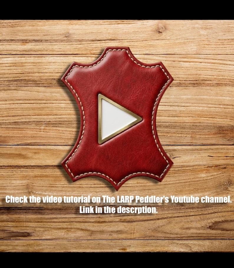 Puede incluir: Un parche de cuero rojo con un bot&oacute;n de reproducci&oacute;n blanco y dorado. El parche est&aacute; cosido con hilo blanco. El texto "Check the video tutorial on The LARP Peddler's Youtube channel. Link in the descrption." est&aacute; en la parte inferior.