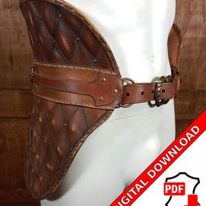 Könnte beinhalten: Braune Leder-Taille-Rüstung mit gestepptem Design und Metall-Akzenten. Die Rüstung wird über einem weißen Mannequin-Torso getragen. Das Bild enthält den Text "DIGITAL DOWNLOAD PDF".