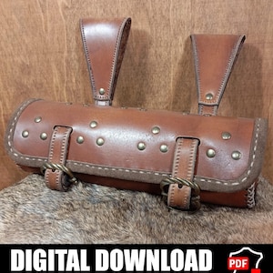 Könnte beinhalten: Eine braune Ledertasche mit Messingnieten und Schnallen, mit zwei oberen Riemen. Die Tasche hat eine Wildlederbesatz und wird mit zwei Riemen befestigt. Der Text "DIGITALER DOWNLOAD" und "MUSTER & ANLEITUNGEN ENTHALTEN" sind unten angezeigt.