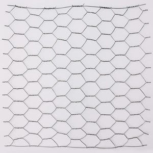 Op de afbeelding: Een rechthoekig gedeelte van gegalvaniseerd stalen gaas. Het gaas bestaat uit zeshoekige openingen, waarbij de draad de randen van elke zeshoek vormt. De draad heeft een doffe zilverkleur en de achtergrond is wit.