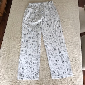 Puede incluir: Pantal&oacute;n de pijama blanco con estampado en blanco y negro de animales y letras.