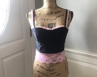 Top bustier de canalé elástico en negro con ribete de encaje rosa bebé