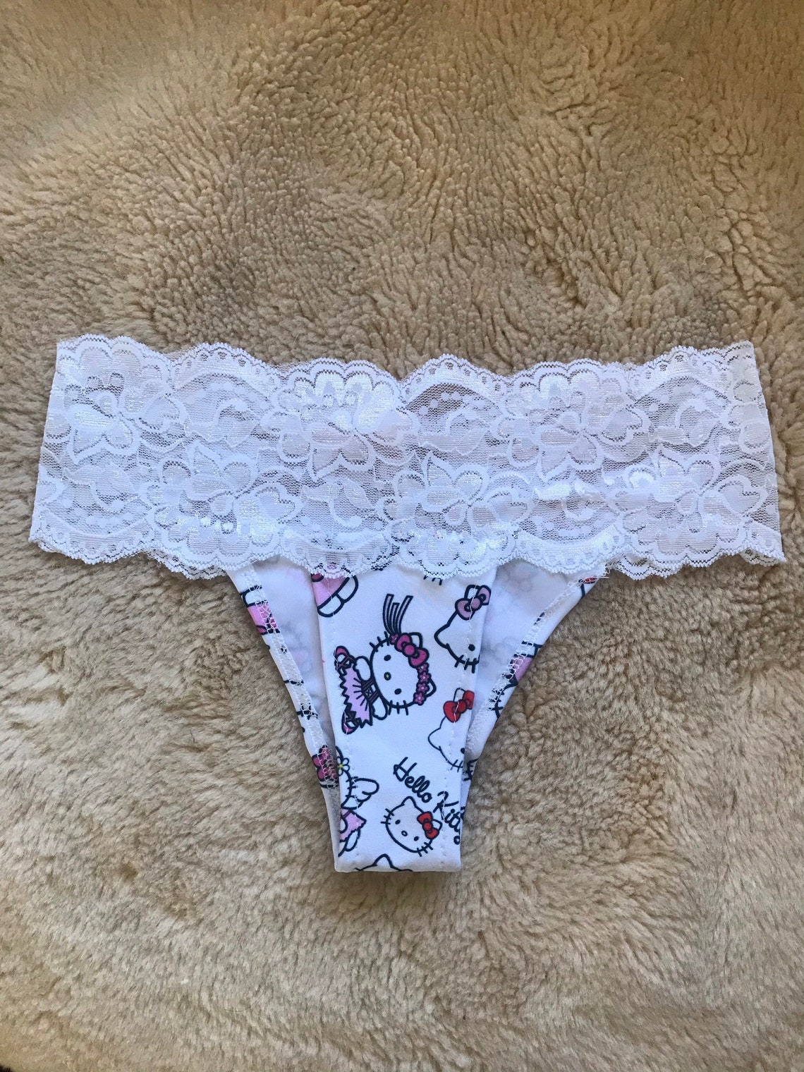 Sousvêtements sexy en tissu Hello Kitty et en dentelle rose.