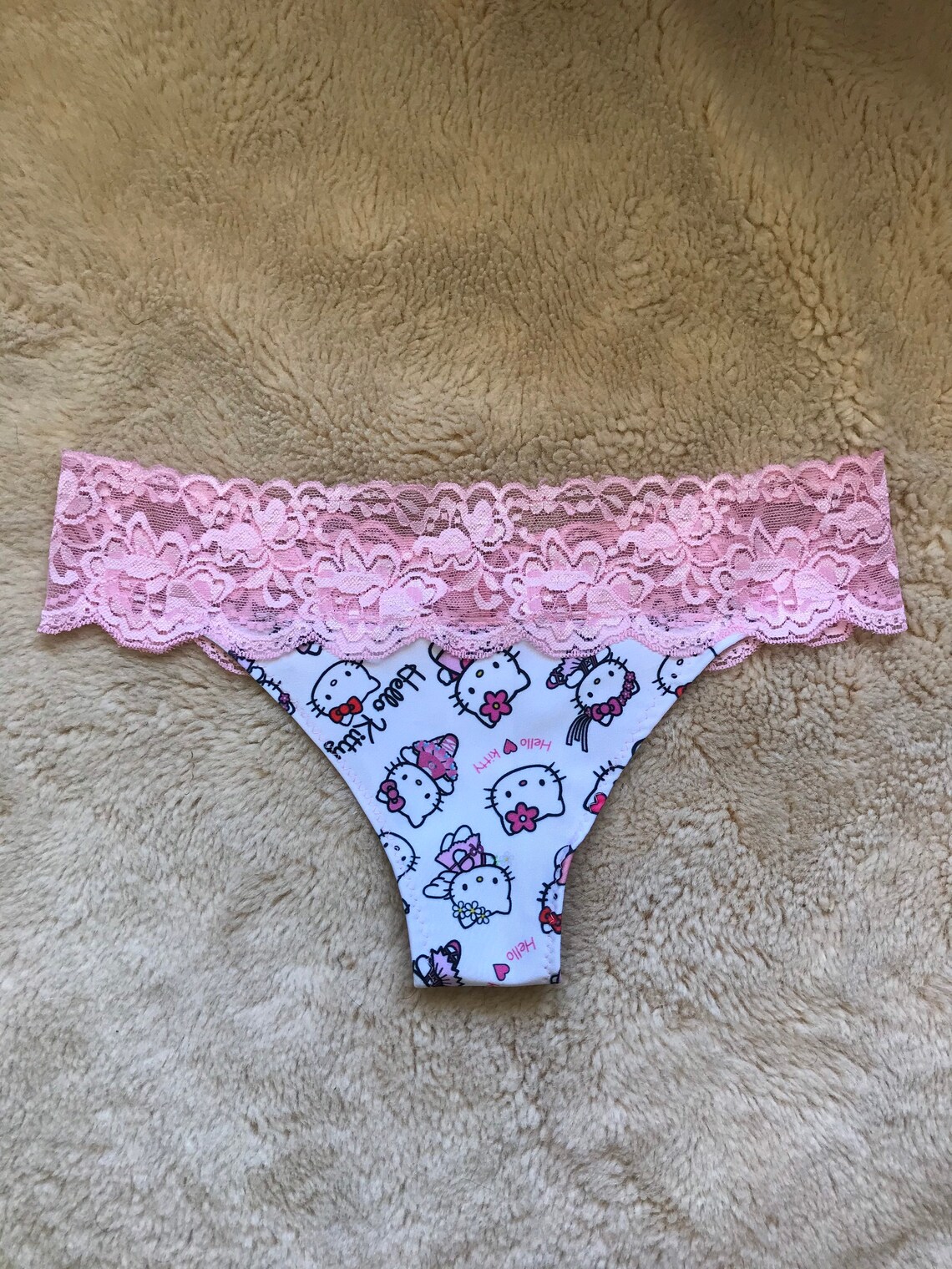 Sousvêtements sexy en tissu Hello Kitty et en dentelle rose.