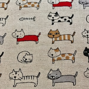 Tela de algodón con estampado de gato alargado de color crema fabricada en Japón
