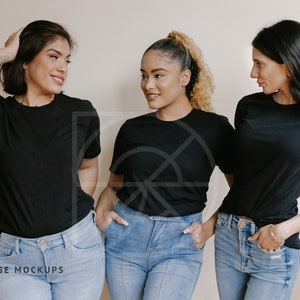 友達のTシャツ モックアップ | ブラック ベラ キャンバス 3001 Tシャツ、グループ モックアップ | 多様なモックアップ、ラテン系アジア人モデルのモックアップ