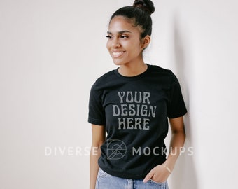 Maqueta de camiseta Black Bella Canvas 3001: Modelo afroamericana de baja estatura (Descarga digital)