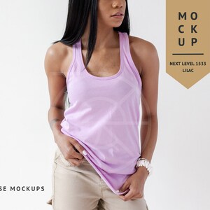 Puede incluir: Una mujer lleva un top de tirantes de color lila. El top es un lienzo en blanco para la personalización. MOCKUP NEXT LEVEL 1533 LILAC