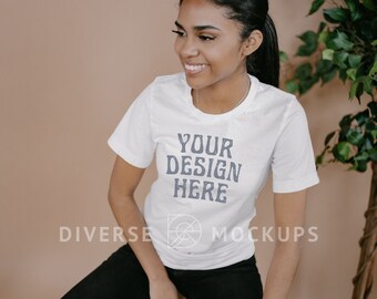 Weißes Bella Canvas 3001 Mockup, Schwarzes Model Mockup | Diverse Mockups, afroamerikanisches Modell Tshirt Mockup