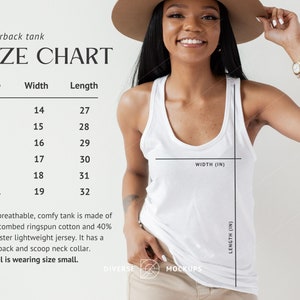 Op de afbeelding: Maattabel voor een racerback tanktop. De tabel toont de breedte en lengte in inches voor maten XS tot 2XL. Het model draagt een witte tanktop en een bruine hoed.