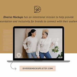 Pode incluir: Um ecr&atilde; de computador port&aacute;til que mostra duas mulheres a usar sweatshirts brancas. As mulheres est&atilde;o de p&eacute; em frente a uma parede branca com plantas e um vaso branco. O ecr&atilde; do computador port&aacute;til tamb&eacute;m mostra o texto "DIVERSEMOCKUPS.ETSY.COM".