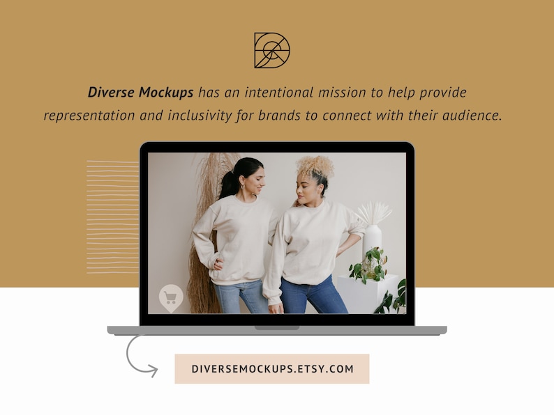 Pode incluir: Um ecr&atilde; de computador port&aacute;til que mostra duas mulheres a usar sweatshirts brancas. As mulheres est&atilde;o de p&eacute; em frente a uma parede branca com plantas e um vaso branco. O ecr&atilde; do computador port&aacute;til tamb&eacute;m mostra o texto "DIVERSEMOCKUPS.ETSY.COM".