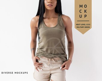 Pode incluir: Uma mulher vestindo um top de tanque cáqui e shorts cáqui. O top é de estilo racerback e os shorts têm uma cintura com cordão. O fundo é branco. O texto "MOCKUP NEXT LEVEL 1533 MILITARY GREEN" está em um retângulo marrom.